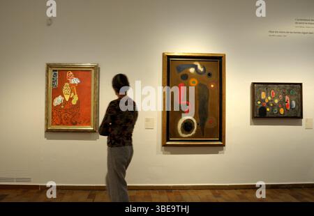 fundacio Miró , Montjuic exposicion Miró y Matisse . Publico mirando atentamente las obras del museo. Henri Matisse ; Barcelone, España, artistas contemporaneos, arte contemporaneo, Francia, Joan Miro, Matisse, Banque D'Images