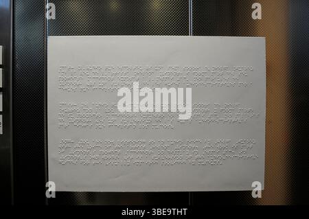 braille, texto, informacion en braille, fundacio Miró ; Montjuic Exposicion ; Miró y Matisse .obras del museo. ; Barcelona ; España ; artistas contemporaneos ; Arte contemporaneo ; Francia ; brochure d'exposition ; Hoja de sala de la exposicion ; Obra de Arte Frágil ; œuvre d'art fragil ; accident ; Banque D'Images