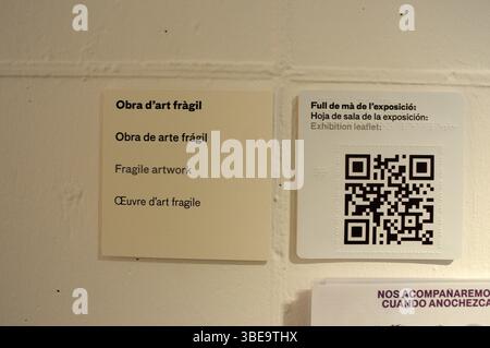 Brochure d'exposition ; Hoja de sala de la Exposicion ; Obra de Arte Frágil ; œuvre d'art fragil ; Irina Mutt ; Helena Vinent ; accident ; espai 13 Banque D'Images