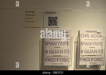 Brochure d'exposition ; Hoja de sala de la Exposicion ; Obra de Arte Frágil ; œuvre d'art fragil ; Irina Mutt ; Helena Vinent ; accident ; espai 13 Banque D'Images