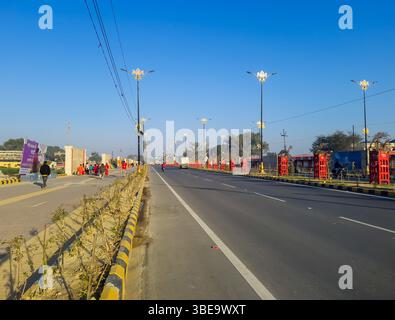 Rue de la ville sainte indienne avec ciel bleu vif au jour image est prise à ayodhya uttar pradesh inde le 09 mars 2024. Banque D'Images