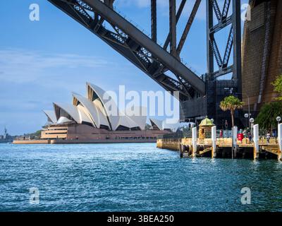 Opéra de Sydney vu d'un ferry sous le pont du port, dans le port de Sydney, Australie Banque D'Images
