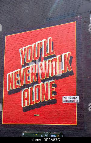 Vous ne marcherez jamais seul message inspirant à Skerries Road, près du stade Anfield du Liverpool Football Club Banque D'Images