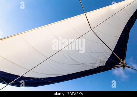 Maui, Hawaii, USA - 7 avril 2022 : la voile d'un voilier attrape le vent, propulsant le navire vers l'avant sur l'eau. Banque D'Images