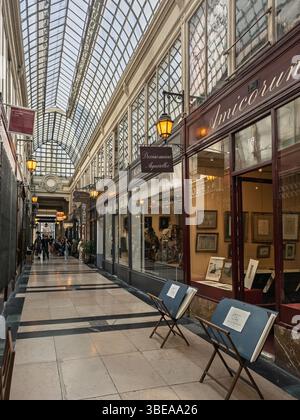 Paris, france. 14 mai 2025 : touristes marchant dans le passage Verdeau à Paris Banque D'Images