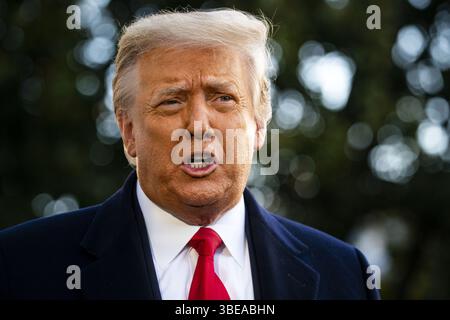 Le président Trump quitte la Maison-Blanche avant les cérémonies d'investiture.Le président américain Donald Trump s'adresse aux médias avant de monter à bord de Marin Banque D'Images