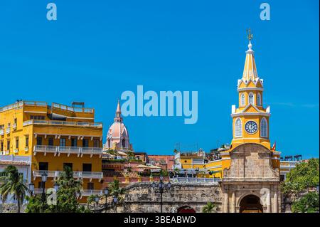 Une vue vers la porte de la tour de l'horloge dans la vieille ville de Carthagène, Colombie au printemps Banque D'Images