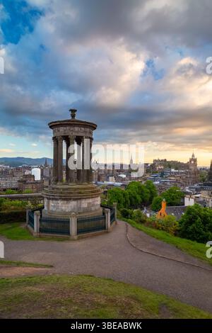 Vue sur le coucher du soleil au printemps du centre-ville d'Édimbourg depuis Calton Hill. Édimbourg, Écosse, Royaume-Uni, Europe. Banque D'Images