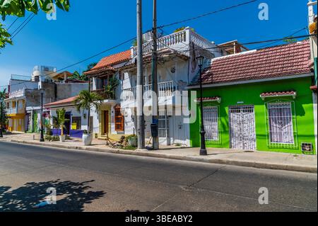 Une vue en bas d'une rue devant des bâtiments colorés dans le quartier Getsemani de Carthagène, Columbia au printemps Banque D'Images