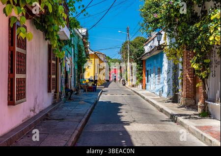 Une vue en bas d'une rue devant des bâtiments colorés dans le quartier Getsemani de Carthagène, Columbia au printemps Banque D'Images