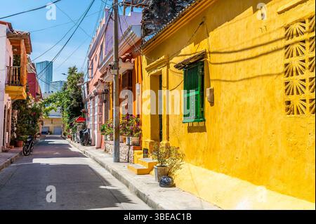 Une vue des bâtiments peints de couleurs vives dans une ruelle colorée dans le quartier Getsemani de Carthagène, Columbia au printemps Banque D'Images