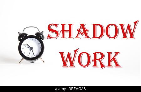 Symbole de travail d'ombre. Concept words Shadow Work sur un beau fond blanc avec réveil. Business et Shadow Work concept. Copier l'espace. Banque D'Images