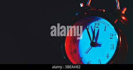 Horloge rétro analogique, cinq minutes à minuit. Concept de temps passé Banque D'Images