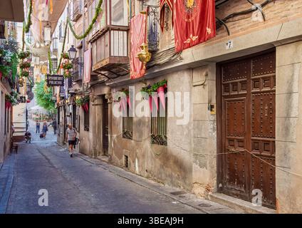 Tolède, Espagne, 18 juin 2014 : le passage intemporel de Tolède drapé dans l'élégance festive du Corpus Christi Banque D'Images