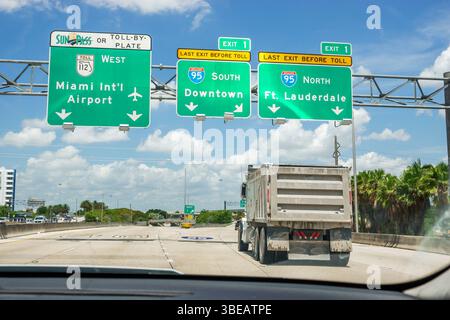 Miami Floride, autoroute Interstate 95 I-95, panneaux routiers aériens, sortie 1, dernière sortie avant péage, route à péage 112 Ouest jusqu'à l'aéroport international de Miami Banque D'Images
