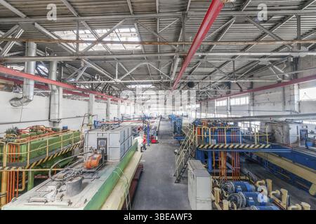 Presse d'extrusion d'aluminium. atelier pour la production de profilés en aluminium Banque D'Images