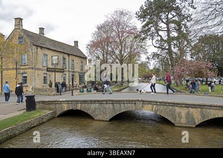 Bridge, River Windrush, Kingsbridge Inn, Bourton-on-the-Water, les Cotswolds, Gloucestershire, Angleterre, Royaume-Uni, Europe Banque D'Images
