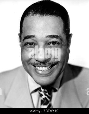 Edward Kennedy 'Duke' Ellington (29 avril 1899 - 24 mai 1974) est un pianiste de jazz américain, compositeur et chef de son orchestre de jazz éponyme de 1924 jusqu'au reste de sa vie. Ellington a écrit ou collaboré à plus d'un millier de compositions ; son vaste corpus de travail est le plus grand héritage de jazz personnel enregistré. Il a été appelé « le compositeur le plus important du genre », il était connu pour son éloquence et son charisme. Il a reçu un prix spécial Pulitzer à titre posthume pour la musique en 1999. Banque D'Images