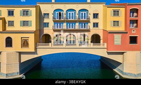 Vol aérien à travers le pont du canal méditerranéen et l'architecture du front de mer Banque D'Images