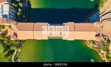 Pont couvert aérien et toit méditerranéen au-dessus du lac avec vue sur les jardins Banque D'Images