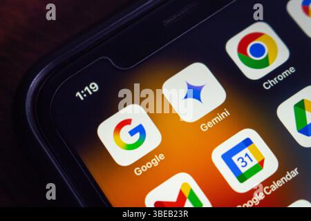 Gros plan de l'écran d'accueil d'un smartphone affichant diverses applications Google, notamment Google Gemini, Chrome, calendrier et Drive, avec des icônes vibrantes. Banque D'Images