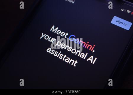 Gros plan de l'écran d'un smartphone montrant l'application d'assistant ai personnel Google Gemini, avec une image de marque vibrante et colorée Banque D'Images
