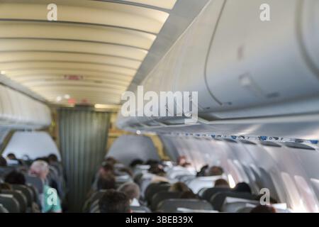 Photo floue de l'intérieur de l'aéronef. Le plafond de l'avion avec coffre à bagages Banque D'Images