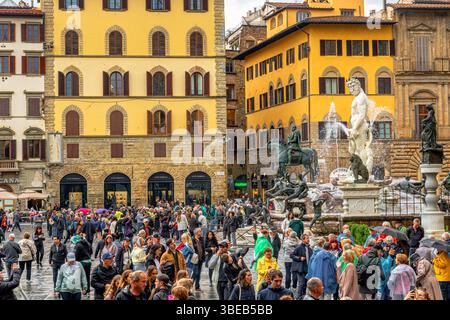 Foules de gens regardant la fontaine de Neptune sur la Piazza della Signoria à Florence, Italie Banque D'Images