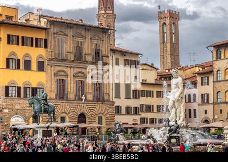Foules de gens regardant sur la Piazza della Signoria à Florence, Italie Banque D'Images