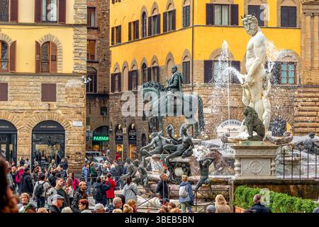 Foules de gens regardant la fontaine de Neptune sur la Piazza della Signoria à Florence, Italie Banque D'Images