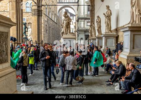 Les gens regardent les sculptures dans la Loggia dei Lanzi une galerie de sculptures en plein air à Florence, en Italie Banque D'Images