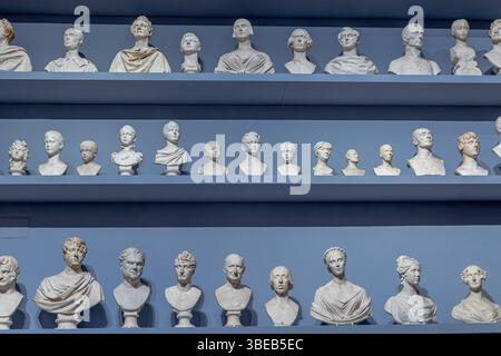 Bustes en plâtre sur les étagères de la Gipsoteca Bartolini à l’intérieur de la Galleria dell’Accademia di Firenze, Florence, Italie Banque D'Images