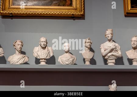 Plâtre coulé des bustes sur une étagère dans la salle Gipsoteca Barolini à l’intérieur de la Galleria dell’Accademia di Firenze, Florence, Italie Banque D'Images