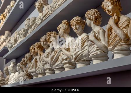 Bustes en plâtre sur les étagères de la Gipsoteca Bartolini à l’intérieur de la Galleria dell’Accademia di Firenze, Florence, Italie Banque D'Images