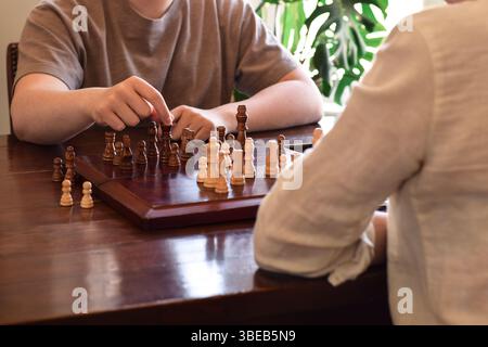 Deux personnes jouant au jeu d'échecs Banque D'Images