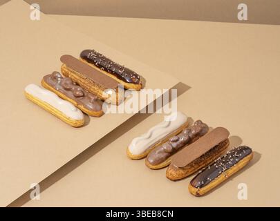 Un ensemble de délicieux beignets glacés dans une variété de saveurs, disposés sur un papier carton dans un affichage invitant Banque D'Images