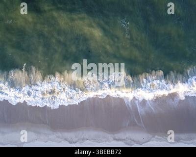 Drone photo des vagues frappant la plage sur la côte swahili, Tanzanie, Afrique Banque D'Images