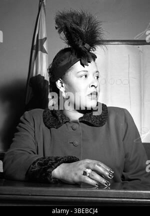Congé devant le tribunal pour un litige contractuel, fin 1949. Billie Holiday (née Eleanora Fagan le 7 avril 1915 – 17 juillet 1959) est une chanteuse américaine de jazz et de swing. Surnommée « Lady Day » par son ami et partenaire musical, Lester Young, Holiday a apporté une contribution significative à la musique jazz et au chant pop. Son style vocal, fortement influencé par les instrumentistes de jazz, a inspiré une nouvelle façon de manipuler le phrasé et le tempo. Holiday était connue pour ses talents vocaux et d'improvisation. Cette image provient de la collection photographique Los Angeles Daily News de la bibliothèque UCLA. Banque D'Images