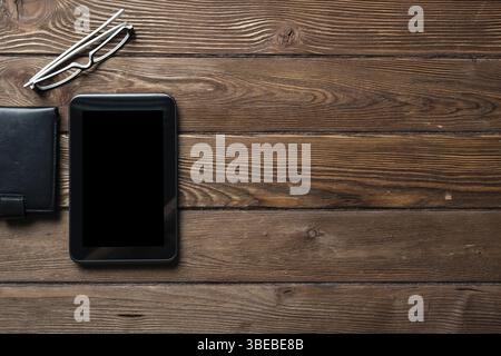 La vie de l'espace de bureau toujours avec des fournitures. Télévision jeter vieux meubles de bureau avec pochette en cuir noir et tablette ordinateur. Magasinage en ligne et de paiement. C Banque D'Images