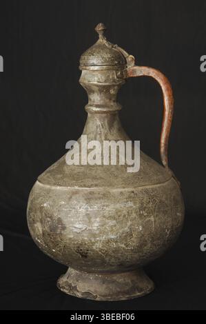 Cruche en métal oriental antique sur fond sombre. vaisselle en bronze antique Banque D'Images