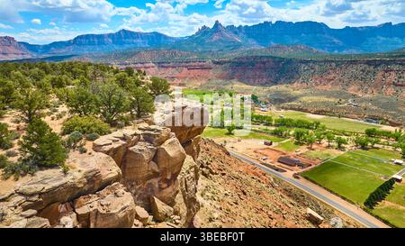 Vol aérien au-dessus des terres agricoles Utah Desert Cliffs et de Pines Valley View Banque D'Images