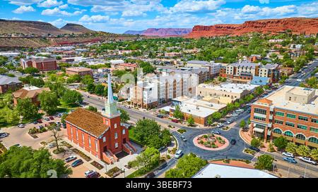 Église historique aérienne Red Brick au centre-ville de St George, Utah, avec Red Rock Mesas Banque D'Images