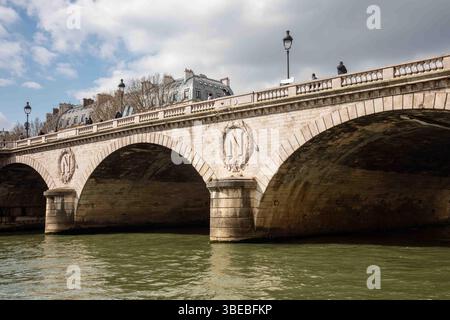 Vue en bas angle du pont en arc du Pont Saint-Michel traversant la Seine à Paris, France Banque D'Images