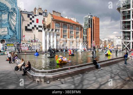Les gens se détendent autour de Fontaine Stravinsky sur la place Igor Stravinsky dans le quartier du Marais à Paris, France Banque D'Images