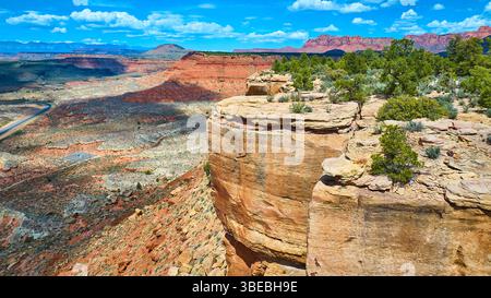 Vol aérien au-dessus des falaises de grès Desert Canyon et vue panoramique sur la route sinueuse Banque D'Images
