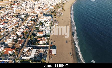 Superbe image aérienne d'une plage de sable et d'un cadre urbain animé à la Cala de Mijas, Espagne. Banque D'Images