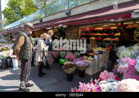Le marché aux fleurs à Tallinn Estonie Banque D'Images