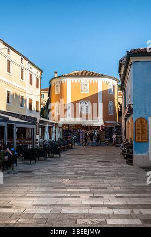 Veli Losinj, Croatie-25 juillet 2024 : belles rues et vieilles maisons aux façades colorées dans la petite ville de Veli Losinj, Croatie Banque D'Images