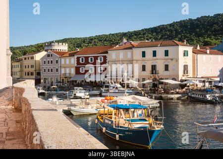 Veli Losinj, Croatie-25 juillet 2024 : belle petite ville de Veli Losinj, située sur l'île de Losinj, Croatie, destination touristique et nautique populaire Banque D'Images