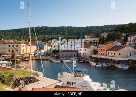 Veli Losinj, Croatie-25 juillet 2024 : belle, petite ville de Veli Losinj, avec de belles maisons anciennes avec des façades colorées, à côté de la baie naturelle, nous Banque D'Images